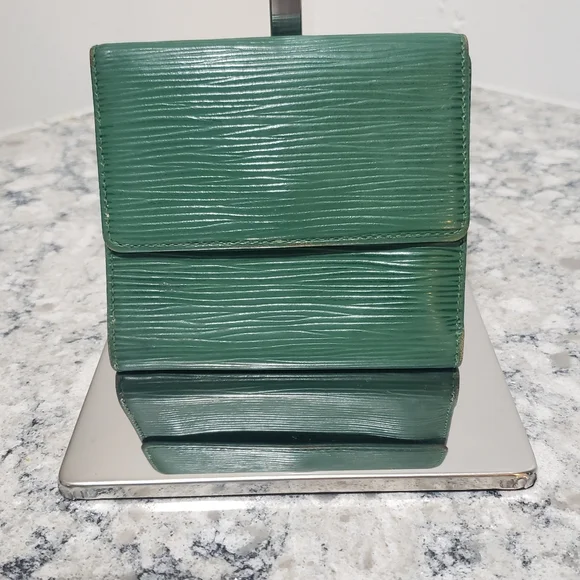 Louis Vuitton Epi Trifold Leather Wallet - Picture 3 of 12